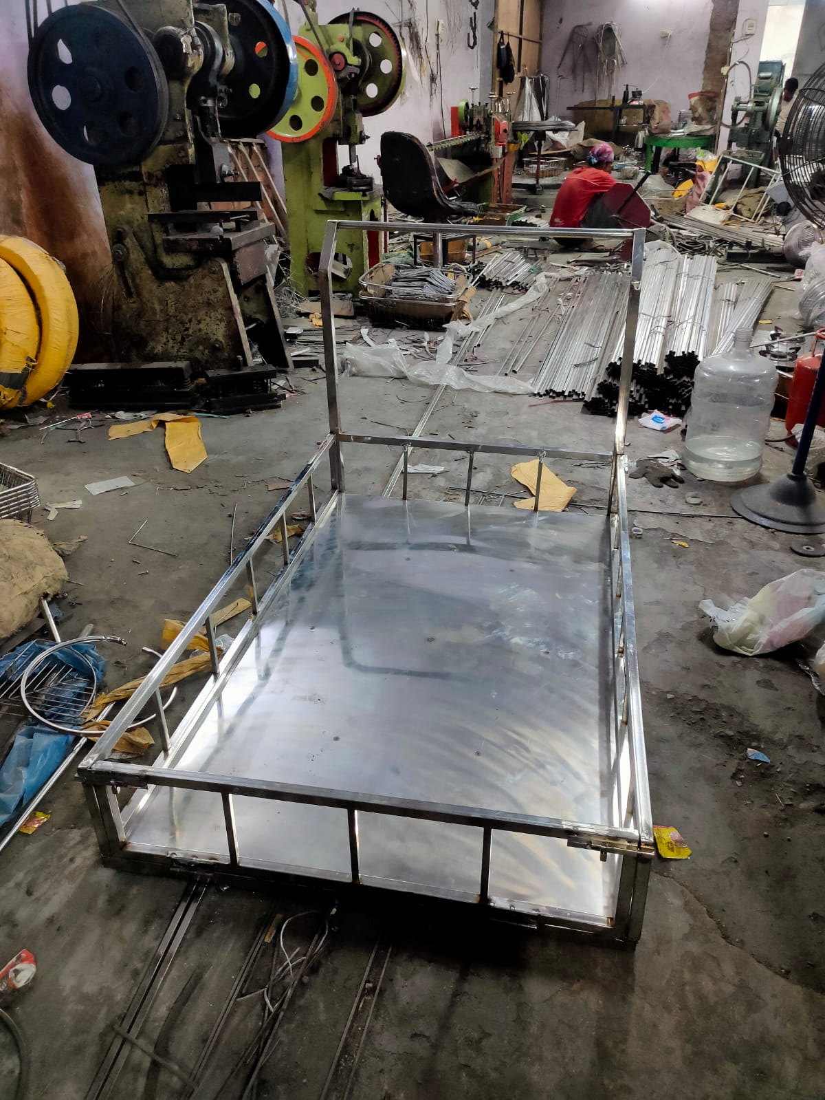 Stainless-steel platform trolley for luggage and facility materials